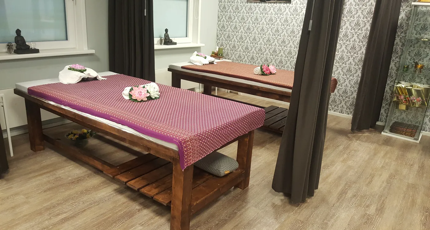 Twee massagetafels naast elkaar in onze salon